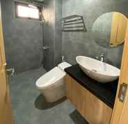 Toilet Kamar 5 Energy Hotel & Apartment