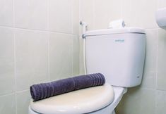 Phòng tắm bên trong 3 Fancy and Cozy Studio Apartment at M-Town Residence By Travelio