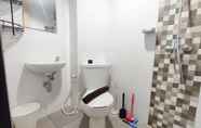 In-room Bathroom 4 Cozy Living Studio Apartment at The Alton By Travelio