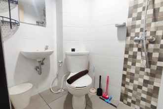 In-room Bathroom 4 Cozy Living Studio Apartment at The Alton By Travelio