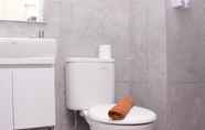 Toilet Kamar 6 Apartemen Sayana Harapan Indah by Cheapinn