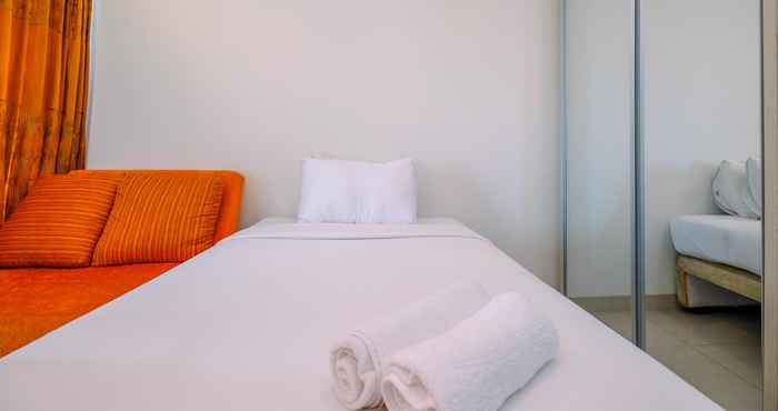 Kamar Tidur Cozy High Floor Studio Apartment at Grand Kamala Lagoon Apartment By Travelio