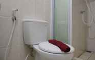 Toilet Kamar 4 Comfy and Warm 2BR Apartment at M-Town Residence By Travelio