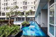 สระว่ายน้ำ Cozy and Nice Studio at Bintaro Icon Apartment By Travelio