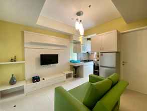 Common Space 4 2BR Cozy Apartment at Apartment Parahyangan Residence By Travelio