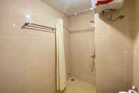 Toilet Kamar 2BR Cozy Apartment at Apartment Parahyangan Residence By Travelio