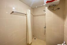 客房浴室 2BR Cozy Apartment at Apartment Parahyangan Residence By Travelio