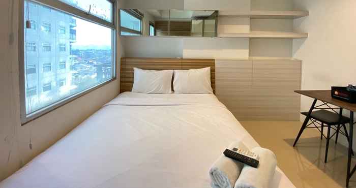 Kamar Tidur Artsy Private Studio Room at Apartment Grand Asia Afrika Bandung By Travelio