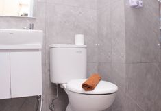 ห้องน้ำภายในห้อง 6 Nice and Cozy Studio at Sayana Bekasi Apartment By Travelio