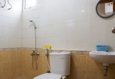 In-room Bathroom 6 Elegant and Spacious 3BR at Grand Palace Kemayoran Apartment By Travelio