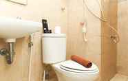 Toilet Kamar 4 Fully Furnished 2BR at Apartment Green Bay Pluit near Mall By Travelio