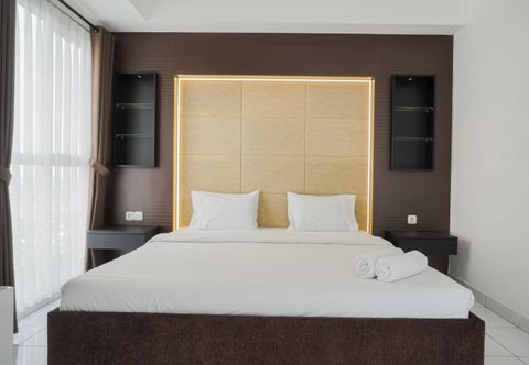 침실 Restful and Elegant Studio at Casa De Parco Apartment By Travelio