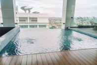 Swimming Pool Nice and Elegant 1BR at The Smith Alam Sutera Apartment By Travelio