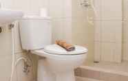 Toilet Kamar 6 Comfy and Nice 2BR Springlake Apartment near Summarecon Bekasi By Travelio