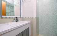 Toilet Kamar 4 Comfortable and Nice 2BR Apartment at Royal Olive Residence By Travelio