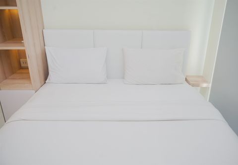 침실 Simply and Cozy Stay Studio at Sky House BSD Apartment By Travelio