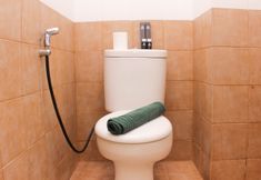 客房内浴室 6 Comfort 2BR Apartment at Green Pramuka By Travelio