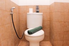 客房内浴室 Comfort 2BR Apartment at Green Pramuka By Travelio