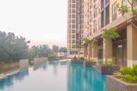 Kolam Renang Best View 2BR Apartment at Transpark Cibubur with Sofa Bed By Travelio