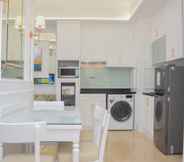 Ruang untuk Umum 4 Comfy and Modern 2BR at Menteng Park Apartment By Travelio