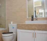 Toilet Kamar 5 Comfy and Modern 2BR at Menteng Park Apartment By Travelio
