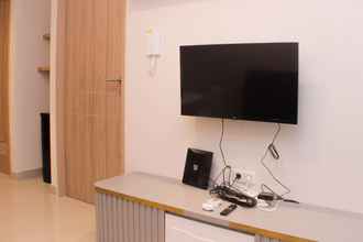 Bilik Tidur 4 Cozy and Nice 1BR at Tamansari Iswara Apartment By Travelio