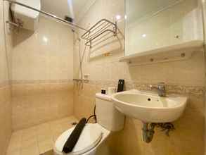 Toilet Kamar 4 Scenic and Spacious Studio at Majesty Apartment Bandung By Travelio