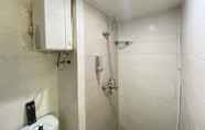 Toilet Kamar 6 Cozy Living 2BR at Jarrdin Cihampelas Apartment By Travelio