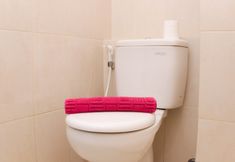 客房内浴室 4 Homey and Warm Studio Apartment at Springlake Summarecon Bekasi By Travelio