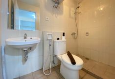 Bilik Mandi dalam Bilik 6 Cozy 2BR at Newton Residence Apartment Bandung By Travelio