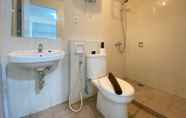 ห้องน้ำภายในห้อง 6 Cozy 2BR at Newton Residence Apartment Bandung By Travelio