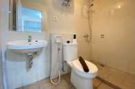 In-room Bathroom Cozy 2BR at Newton Residence Apartment Bandung By Travelio