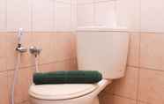 Toilet Kamar 5 Comfort and Homey Living 2BR at Mediterania Palace Apartment By Travelio
