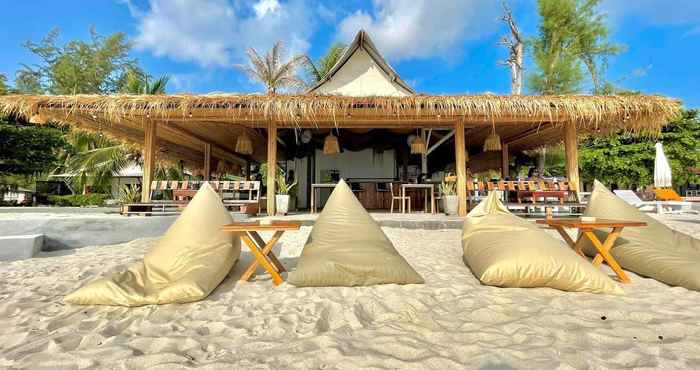 Bangunan Crystal White Sand Resort