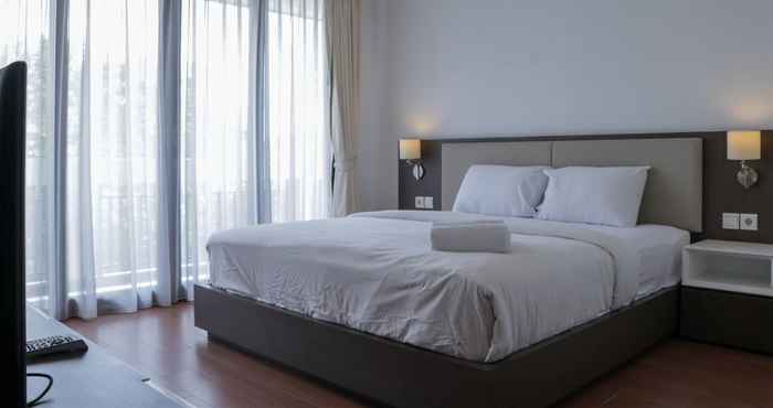 ห้องนอน Modern 3BR at Simprug Park Residences By Travelio Premium