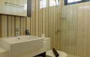 Toilet Kamar 7 Modern 3BR at Simprug Park Residences By Travelio Premium