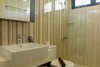 Toilet Kamar Modern 3BR at Simprug Park Residences By Travelio Premium