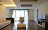 ห้องนอน 4 Modern 3BR at Simprug Park Residences By Travelio Premium