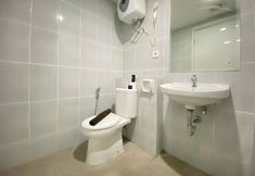 In-room Bathroom 6 Spacious Luxury 3BR Apartment at Newton Residence Bandung By Travelio