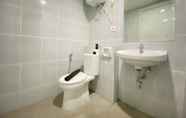 Toilet Kamar 6 Spacious Luxury 3BR Apartment at Newton Residence Bandung By Travelio