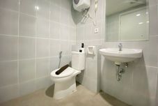 In-room Bathroom Spacious Luxury 3BR Apartment at Newton Residence Bandung By Travelio