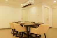 Restaurant Elegant and Big 3BR at Simprug Park Residences By Travelio Premium