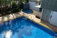 Kolam Renang Elegant and Big 3BR at Simprug Park Residences By Travelio Premium