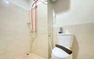 Toilet Kamar 4 Cozy Studio Apartment with Great View at Oxford Jatinangor By Travelio