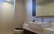 In-room Bathroom 6 Comfort 2BR at Simprug Park Residences By Travelio Premium