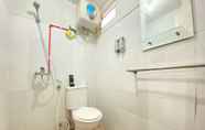 Bilik Mandi dalam Bilik 6 Spacious and Cozy 2BR at Suites @Metro Apartment By Travelio