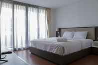 ห้องนอน Comfort 3BR at Simprug Park Residences By Travelio Premium