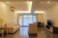 Lobby Comfort 3BR at Simprug Park Residences By Travelio Premium