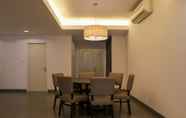 Bilik Tidur 5 Comfort 3BR at Simprug Park Residences By Travelio Premium