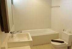 In-room Bathroom 7 Comfort 3BR at Simprug Park Residences By Travelio Premium